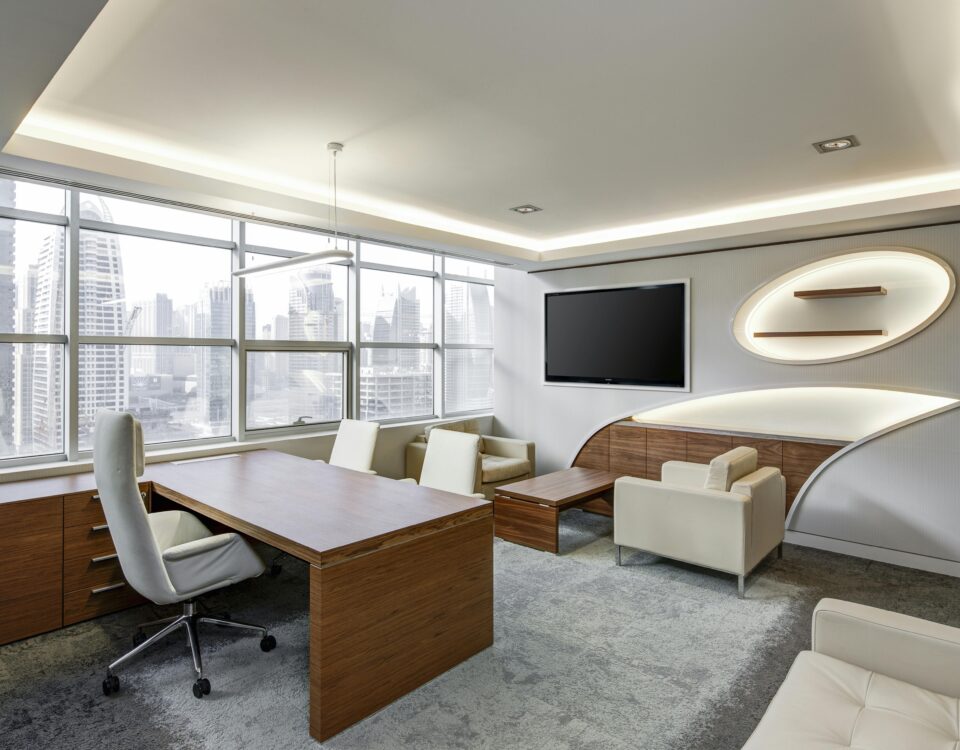 la mesa adecuada en la sala del CEO